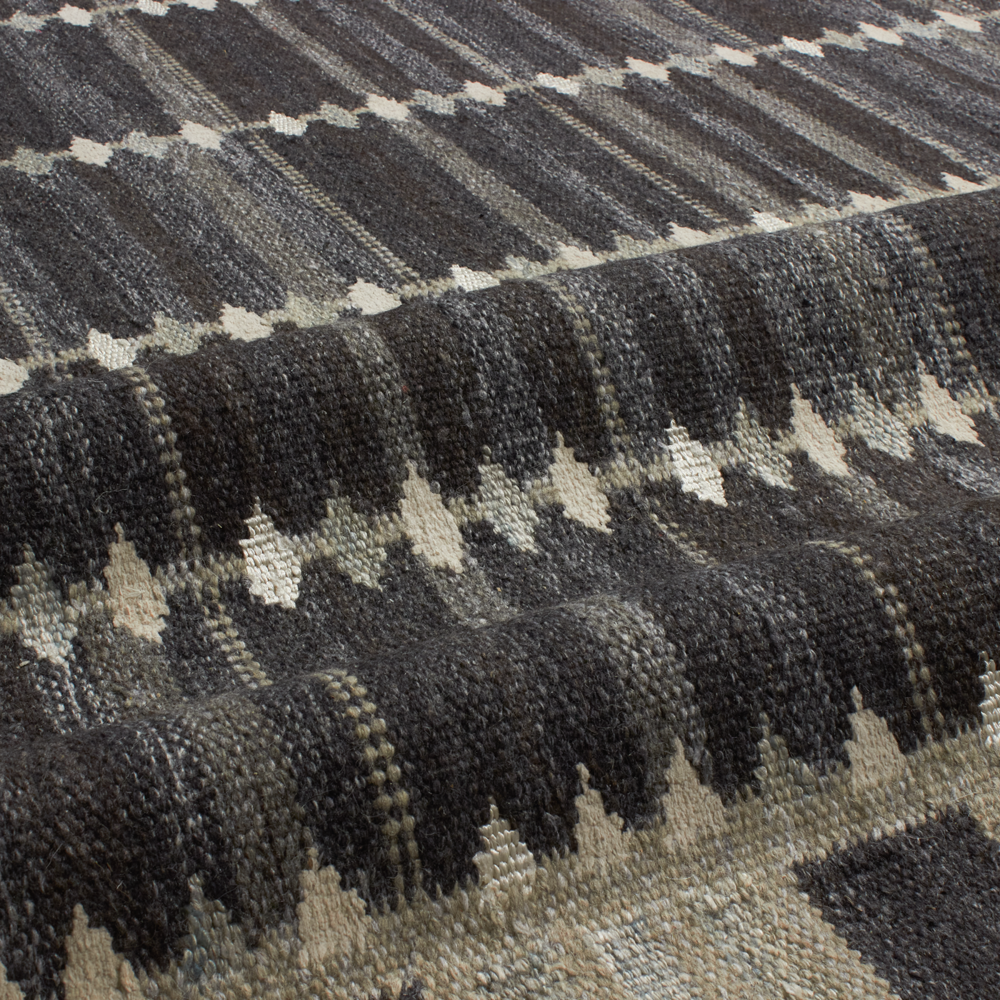 An homage to Scandinavia's long history of rug craftmanship, the Scandinavian Flatweave Collection draws inspiration from mid-century Swedish textiles, uniting traditional techniqu