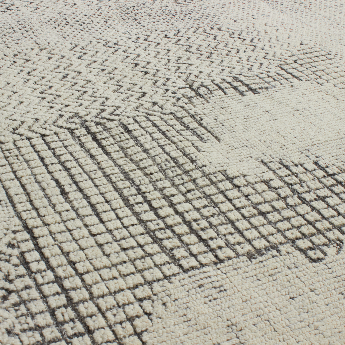 At Mkt, we believe rug design is a fine balance of modernity and tradition.