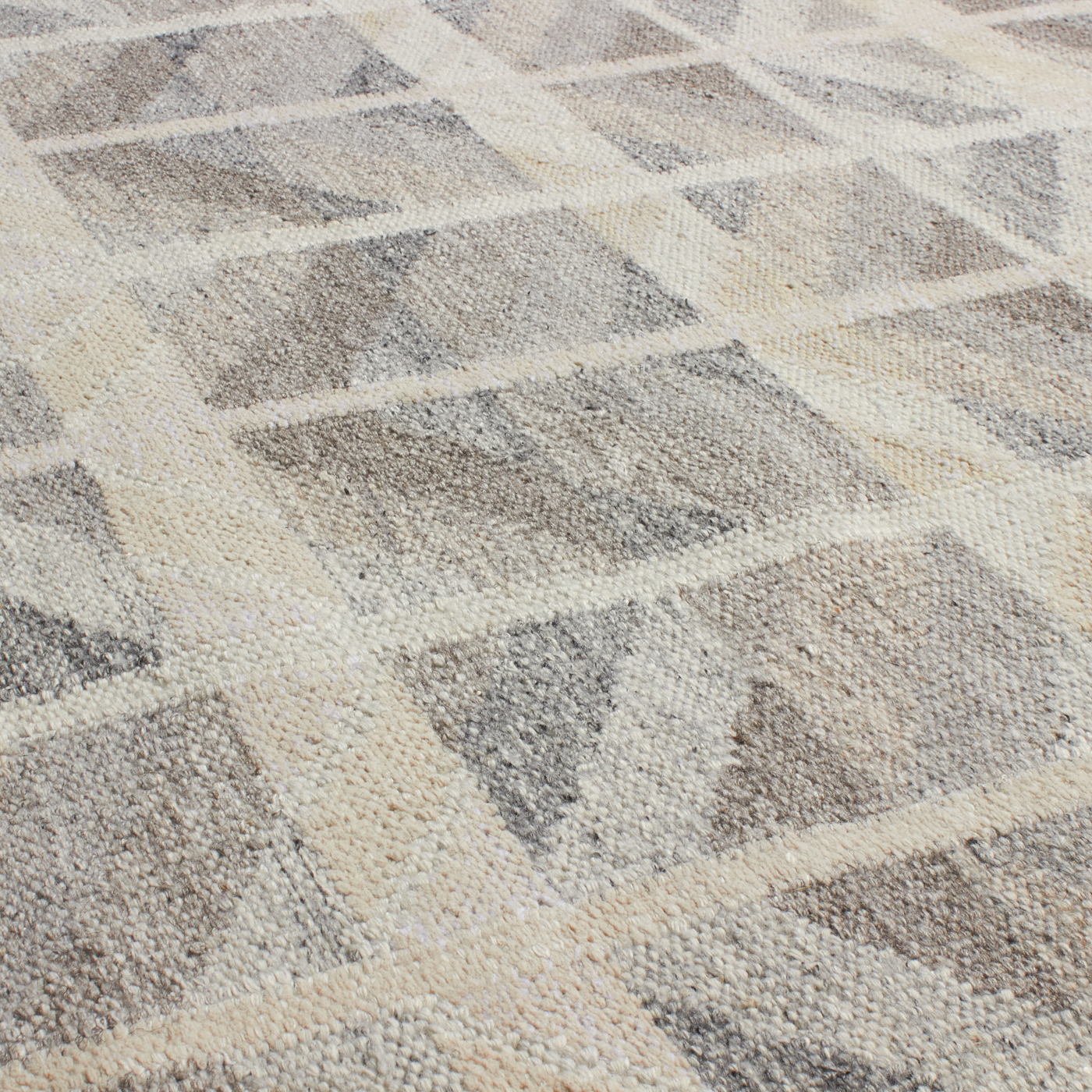 An homage to Scandinavia's long history of rug craftmanship, the Scandinavian Flatweave Collection draws inspiration from mid-century Swedish textiles, uniting traditional techniqu