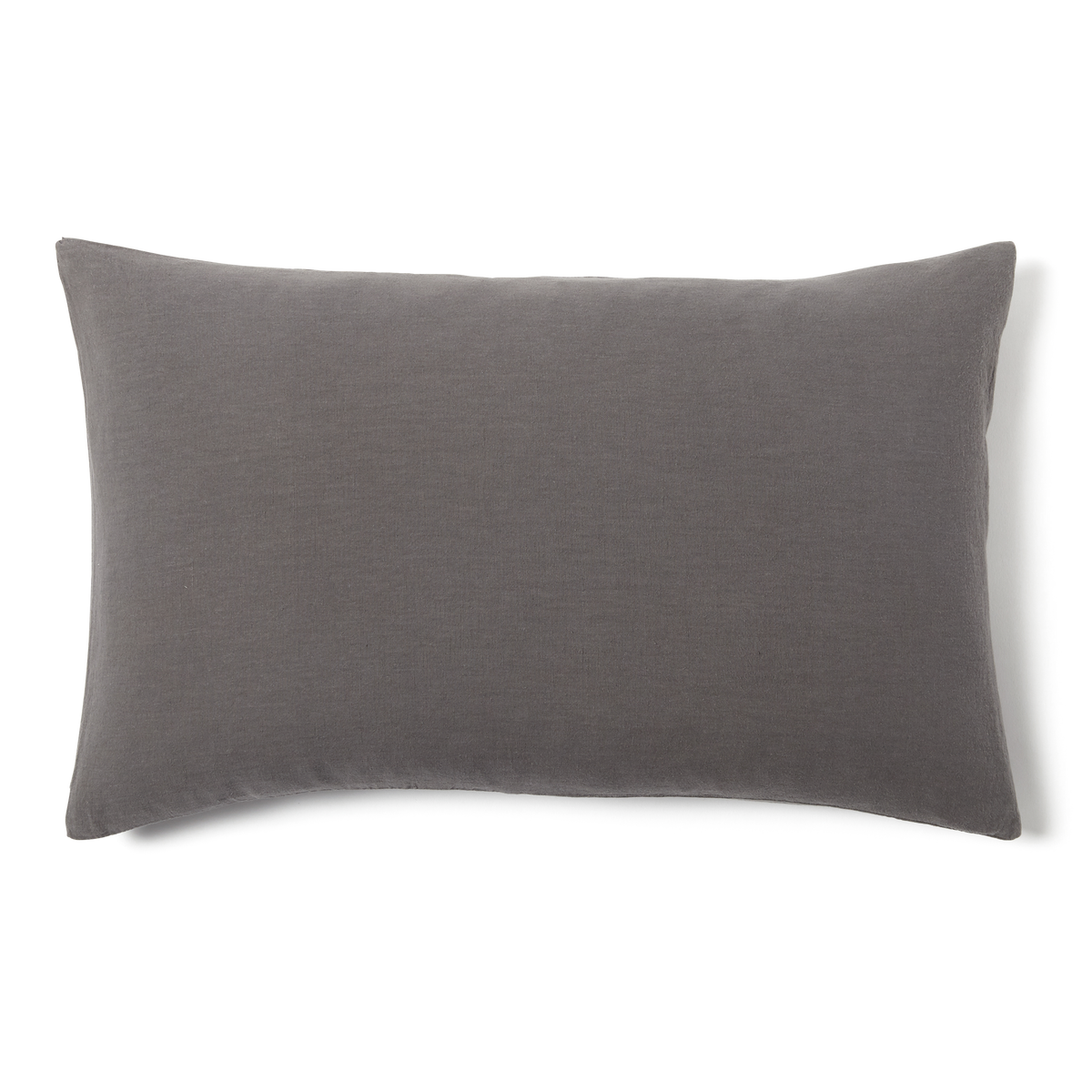 Made in Portugal from a blend of linen and cotton, this decorative pillow features a light, textured feel and a relaxed, laidback look.